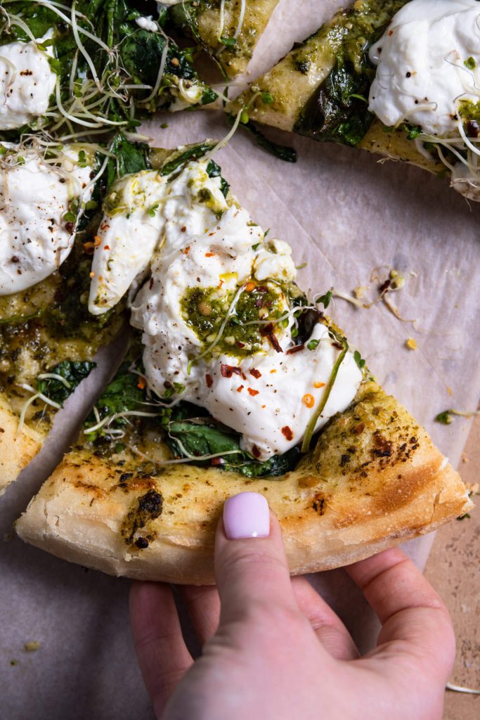 Focaccia pizza met pesto, spinazie en burrata⁠