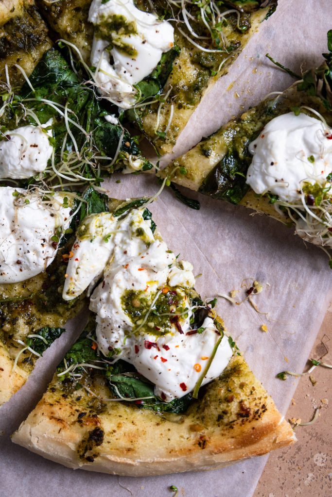 Focaccia pizza met pesto, spinazie en burrata⁠