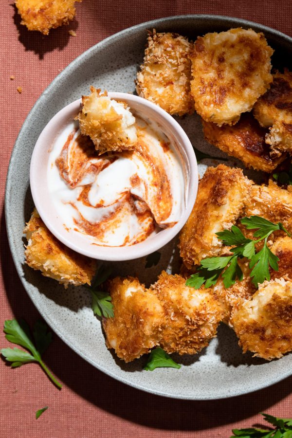 Krokante halloumi hapjes met yoghurt harissa dip