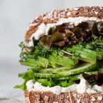 Groene sandwich met Boursin en volkorenbrood