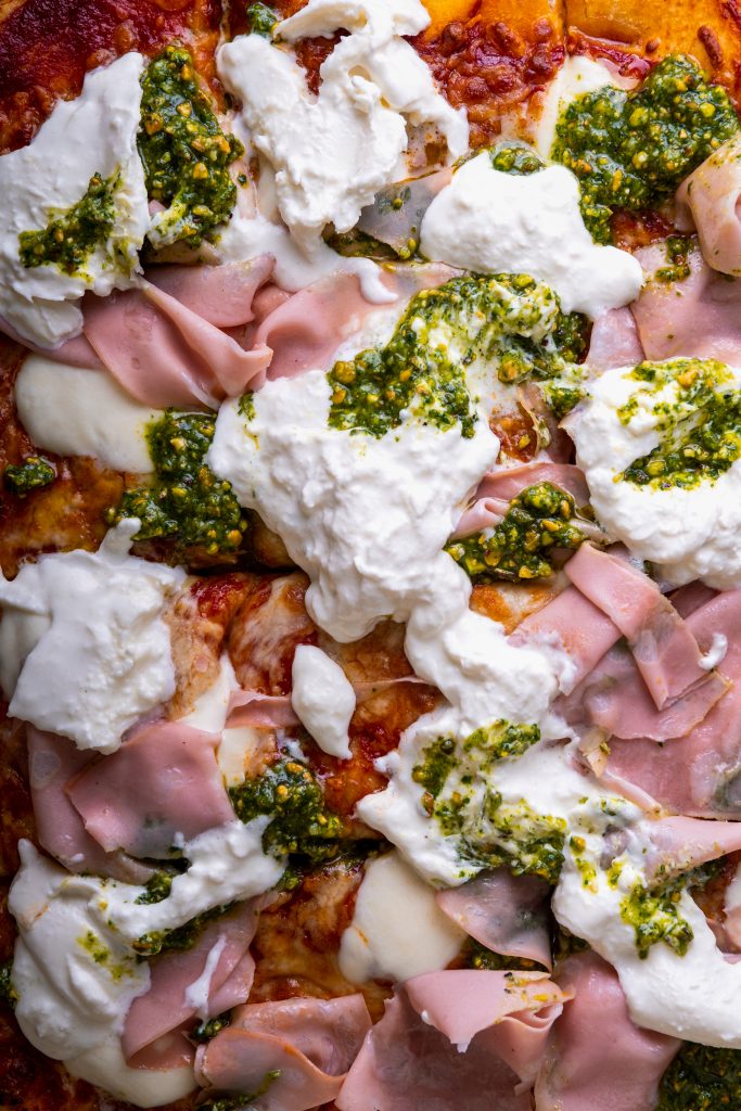 Plaatpizza met mortadella, burrata en een pistache pesto