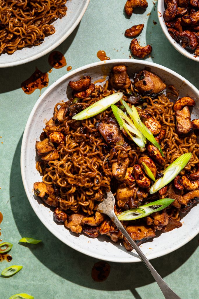 Noodles met kippendij en zoet en pittige cashewnoten