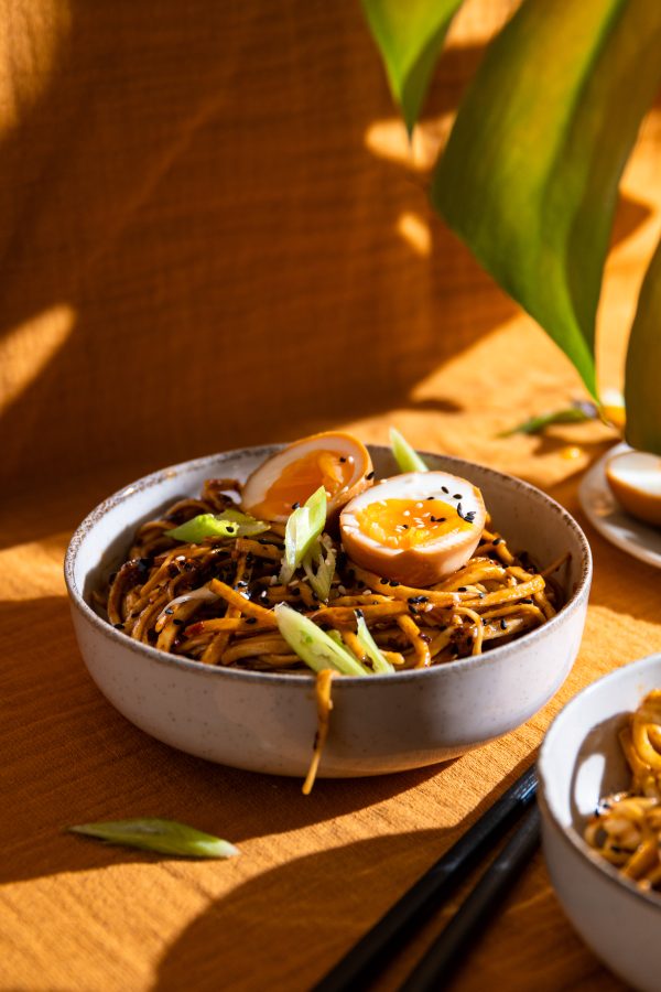 Chili olie TikTok ramen met 'ramen eggs'.