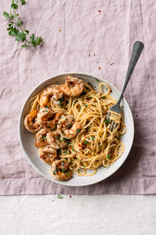 Spaghetti met garnalen in een bruine botersaus