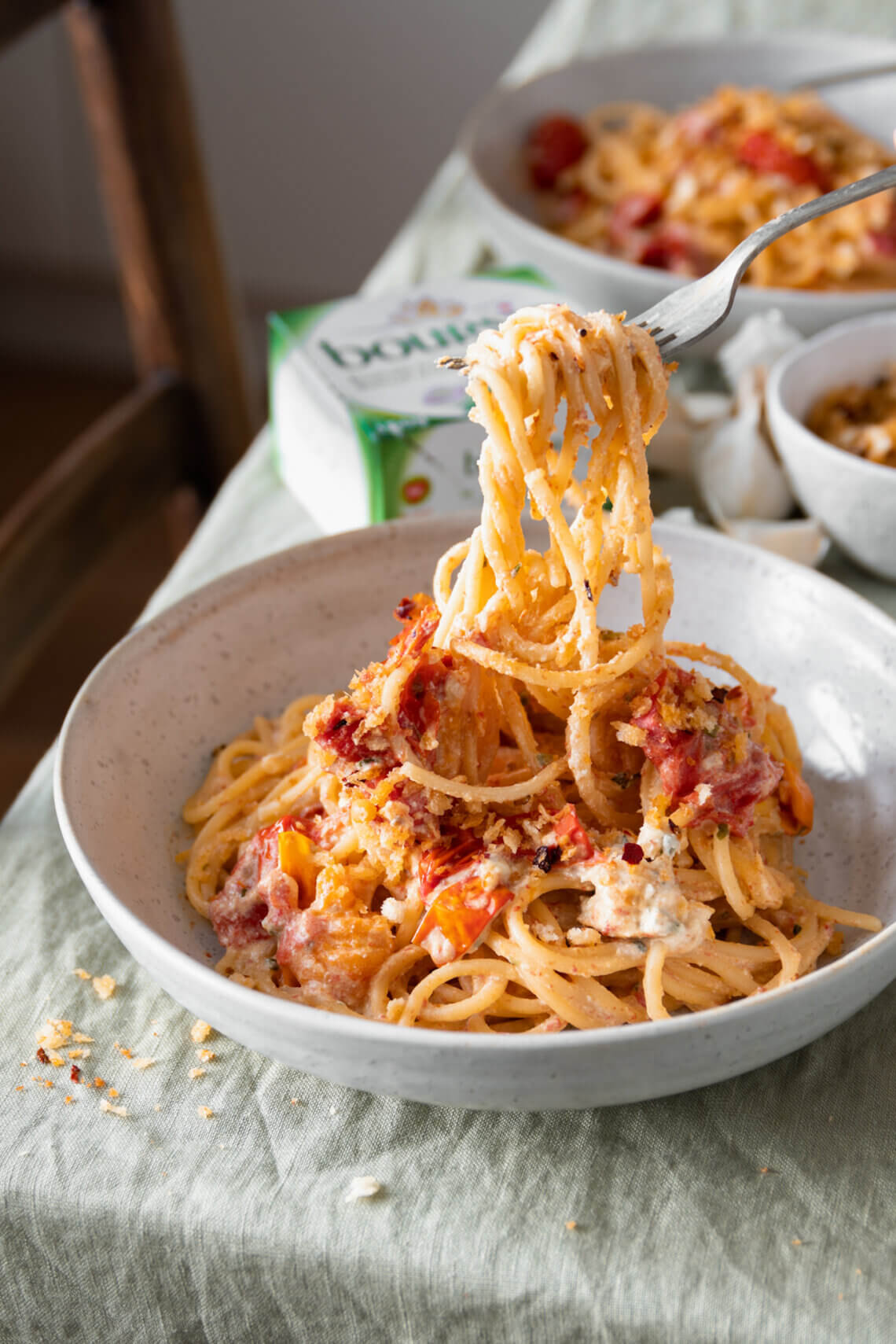 Spaghetti met gepofte knoflook, tomaat en boursin