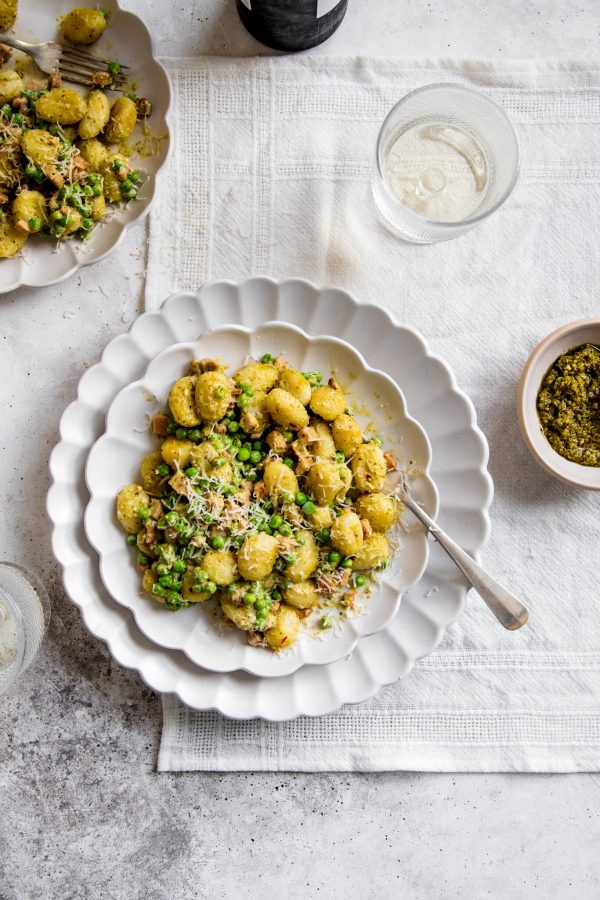 Gnocchi met pesto. spekreepjes en doperwten