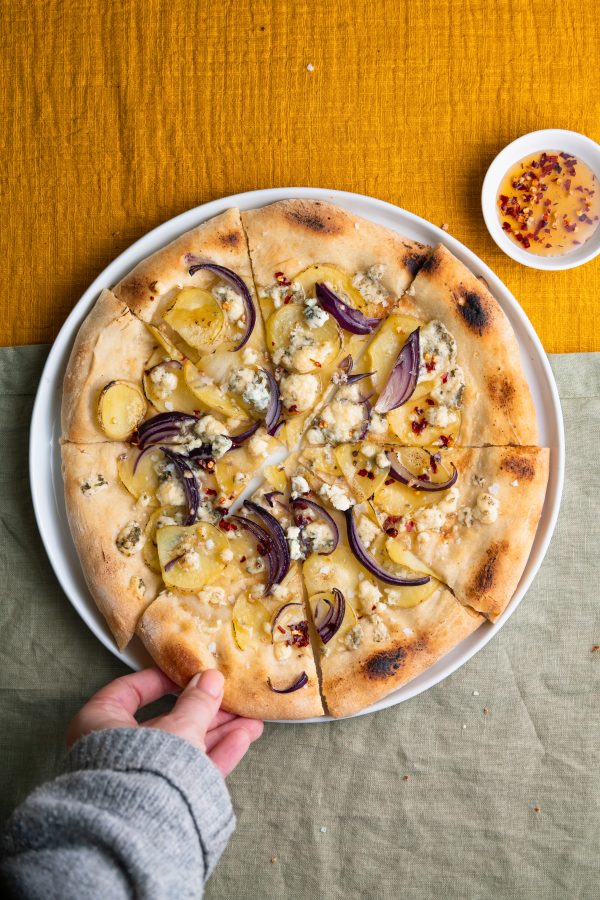 pizza met aardappel, rode ui, gorgonzola en spicy honing