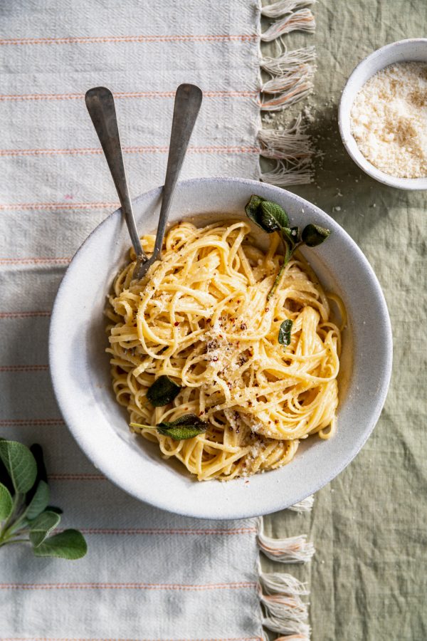Bruine boter alfredo pasta