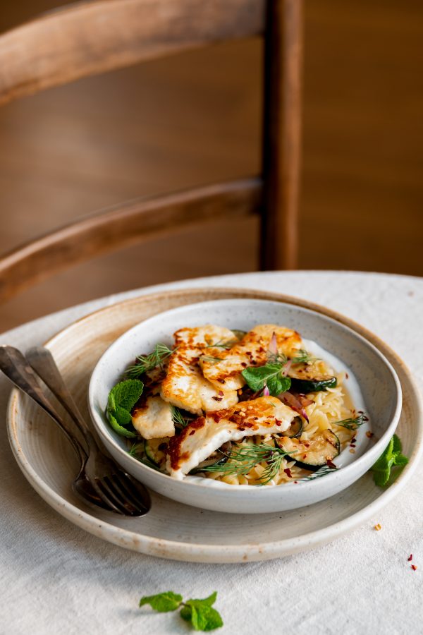 Orzo met courgette en halloumi