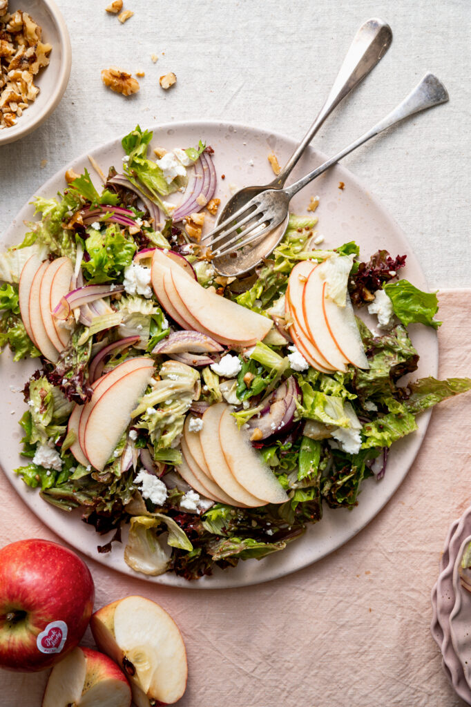 Salade met Pink Lady® appels, walnoot en geitenkaas