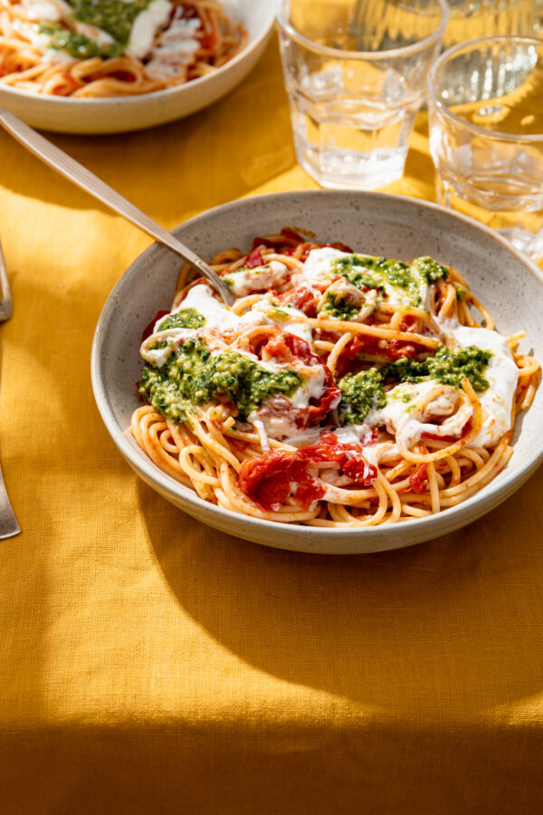 Spaghetti met geroosterde tomaten en pesto