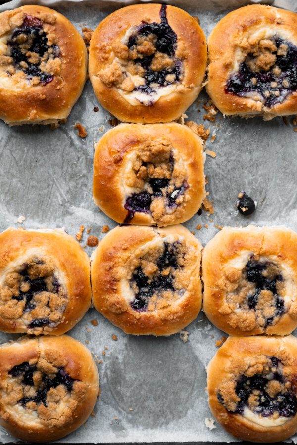 Blauwe bessen custard crumble bun