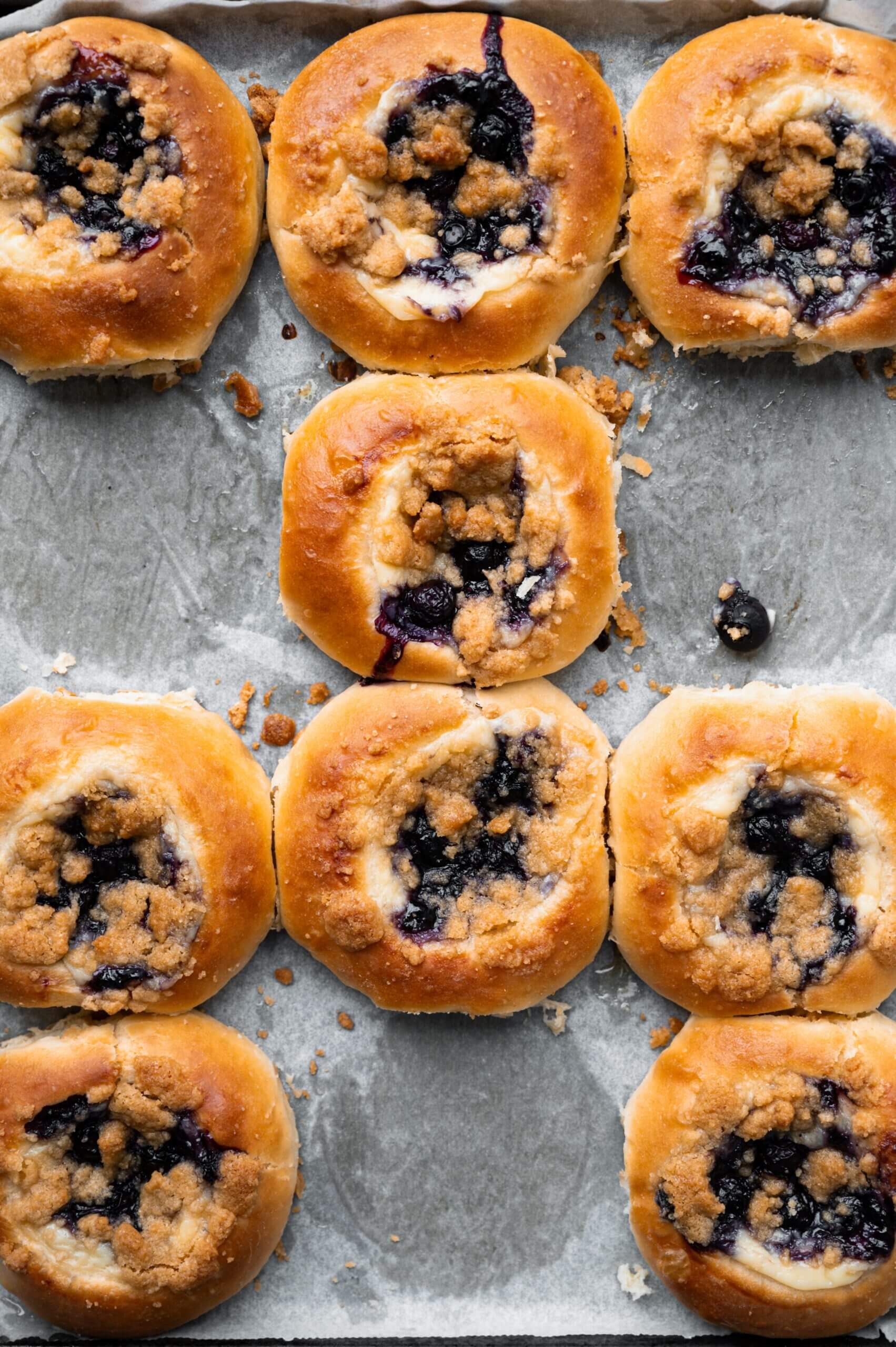 Blauwe bessen custard crumble bun