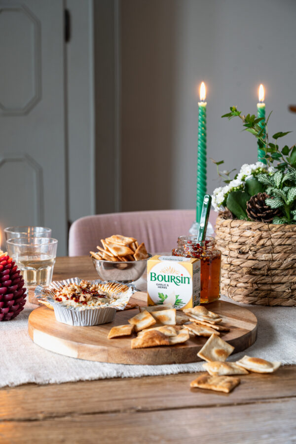 Gebakken Boursin met hot honey en walnoten