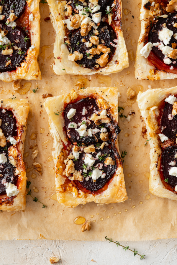 Kleine plaattaartjes met bieten en feta