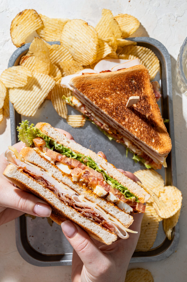 Club sandwich met pittige eiersalade