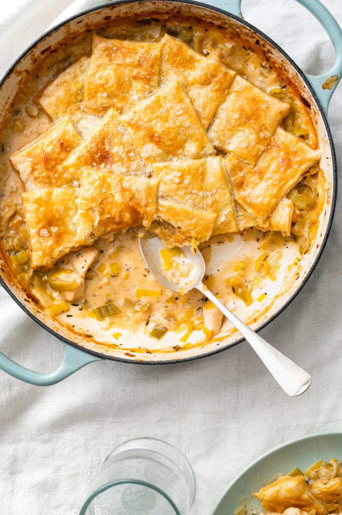 Kip en prei bladerdeeg taart