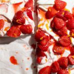 plaattaart met geroosterde aardbeien